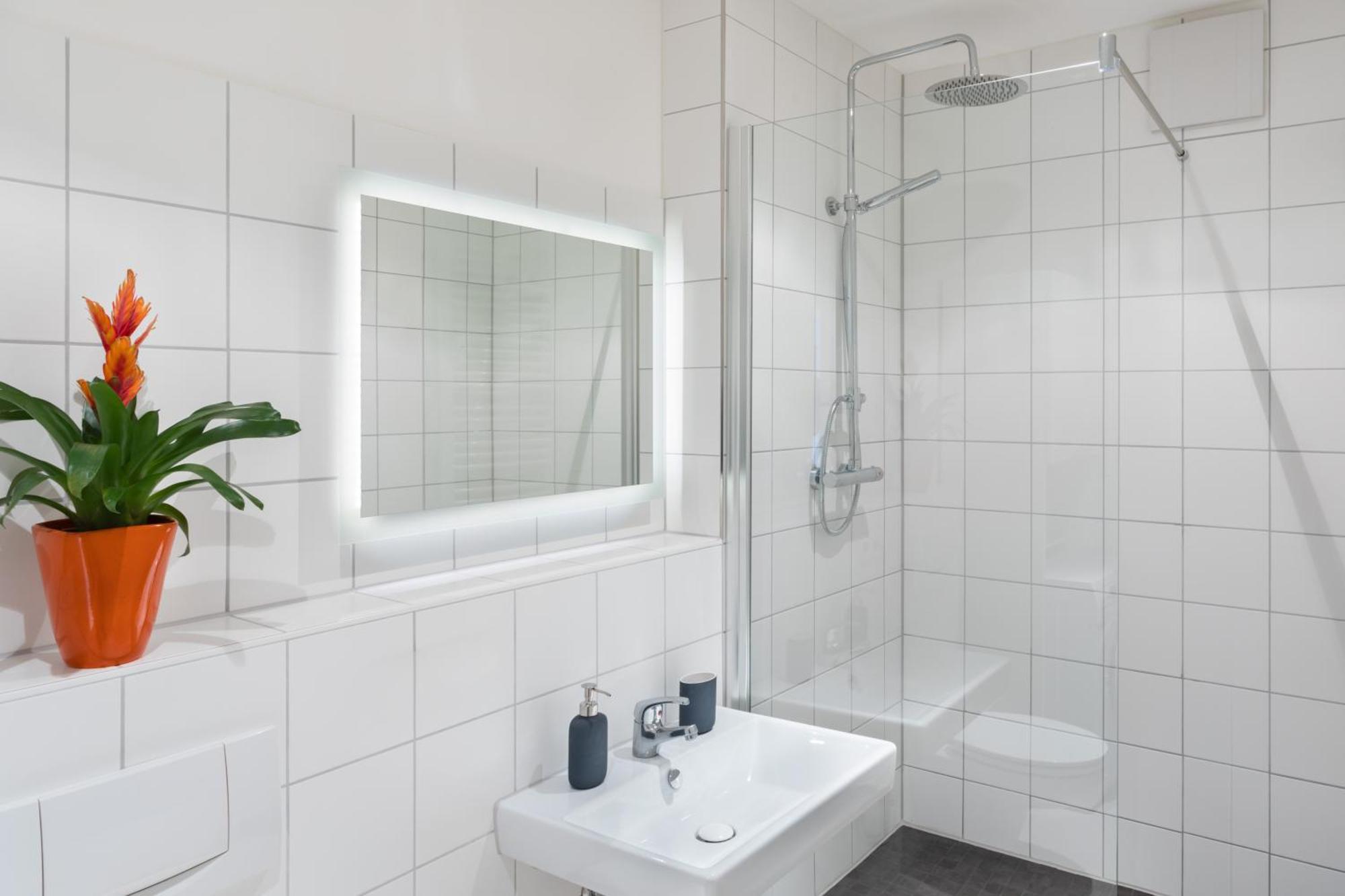 Thezion, Lovely 1 Bedroom Up To 3 Appartement *